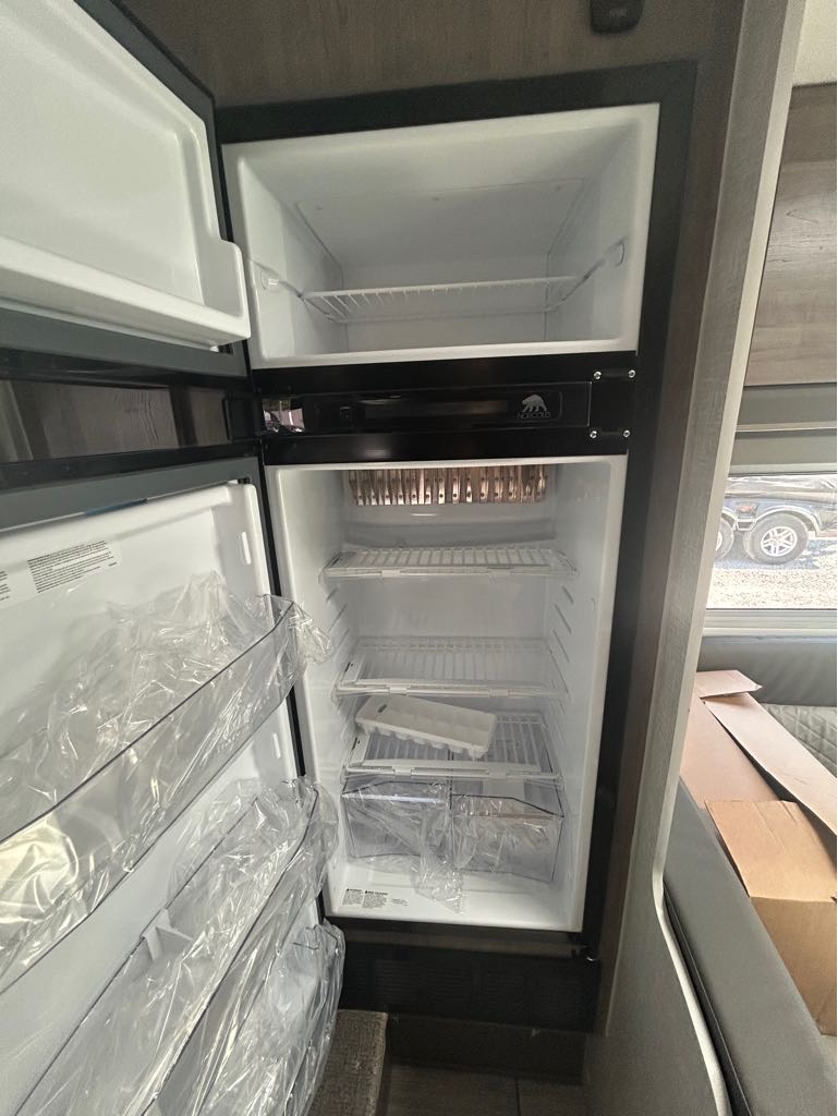2026 Lance Truck Camper 850 - Photo 11