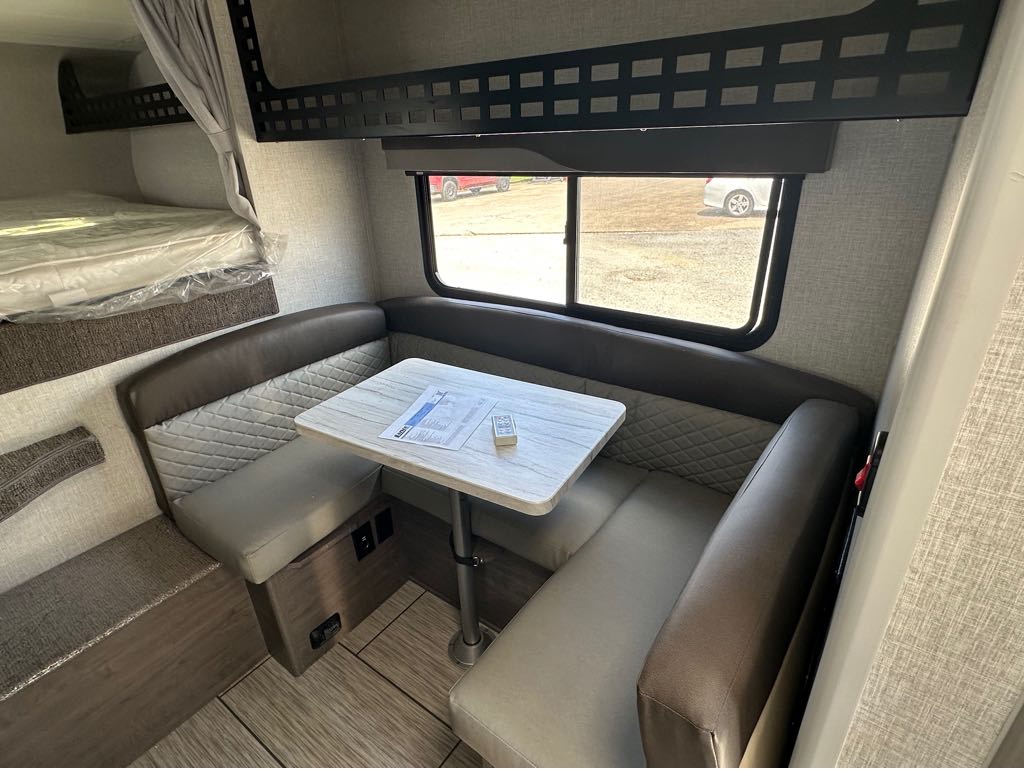 2026 Lance Truck Camper SQ825 - Photo 9