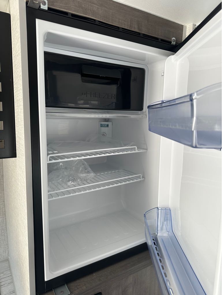 2026 Lance Truck Camper SQ825 - Photo 11