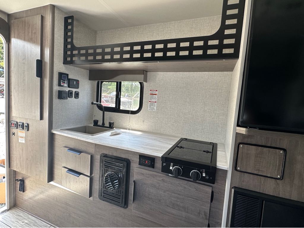 2026 Lance Truck Camper SQ825 - Photo 10