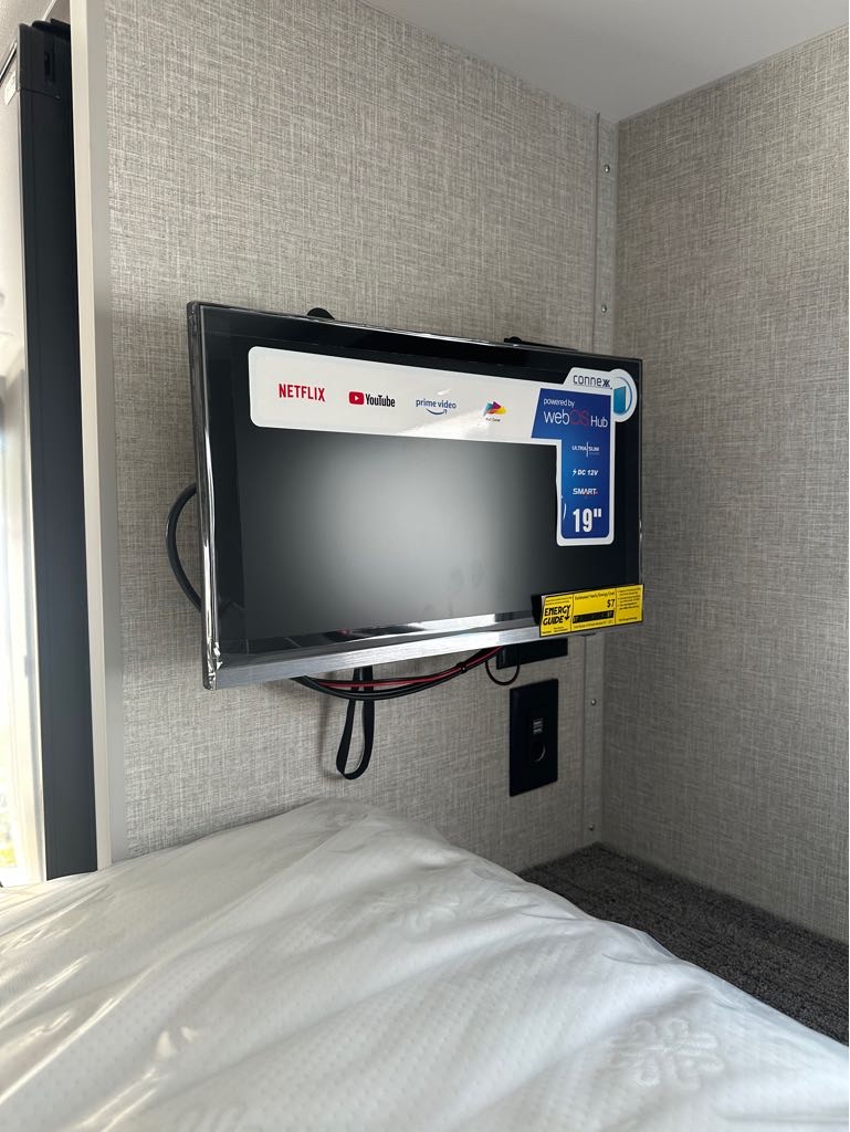 2026 Lance Truck Camper SQ825 - Photo 13