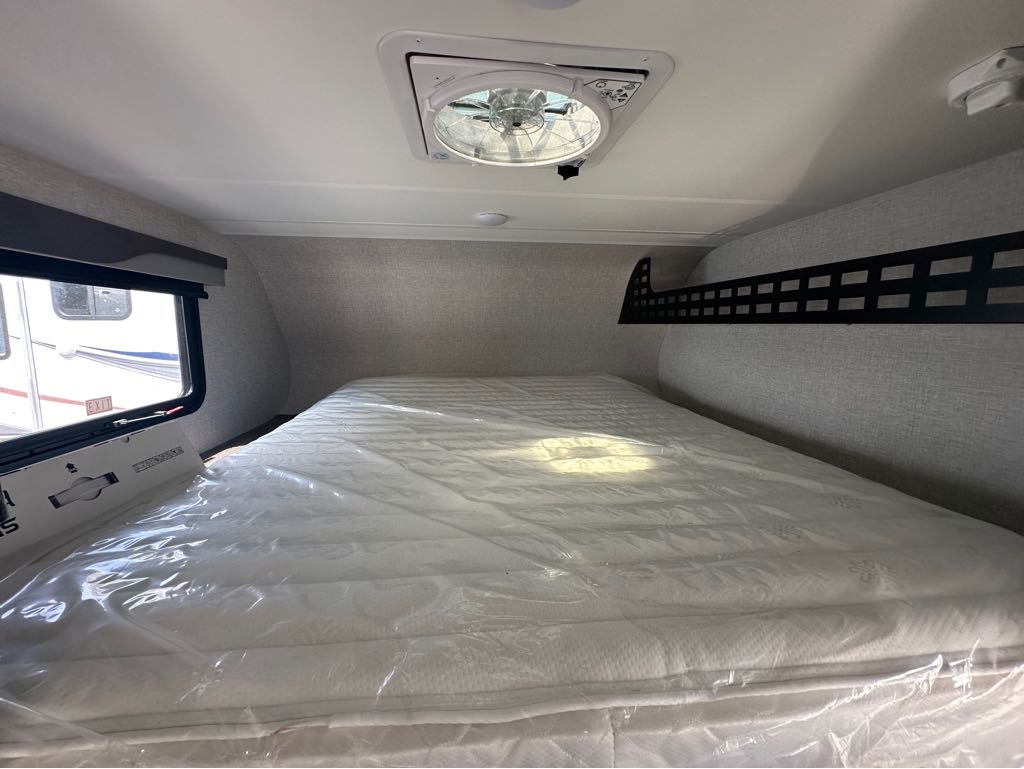 2026 Lance Truck Camper SQ825 - Photo 12
