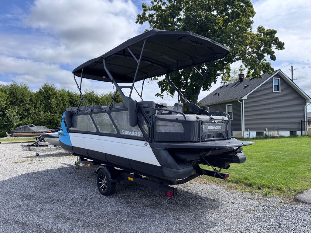 2023 Sea-Doo Switch Cruise 21' - 230HP w/ full enclosure - Photo 4