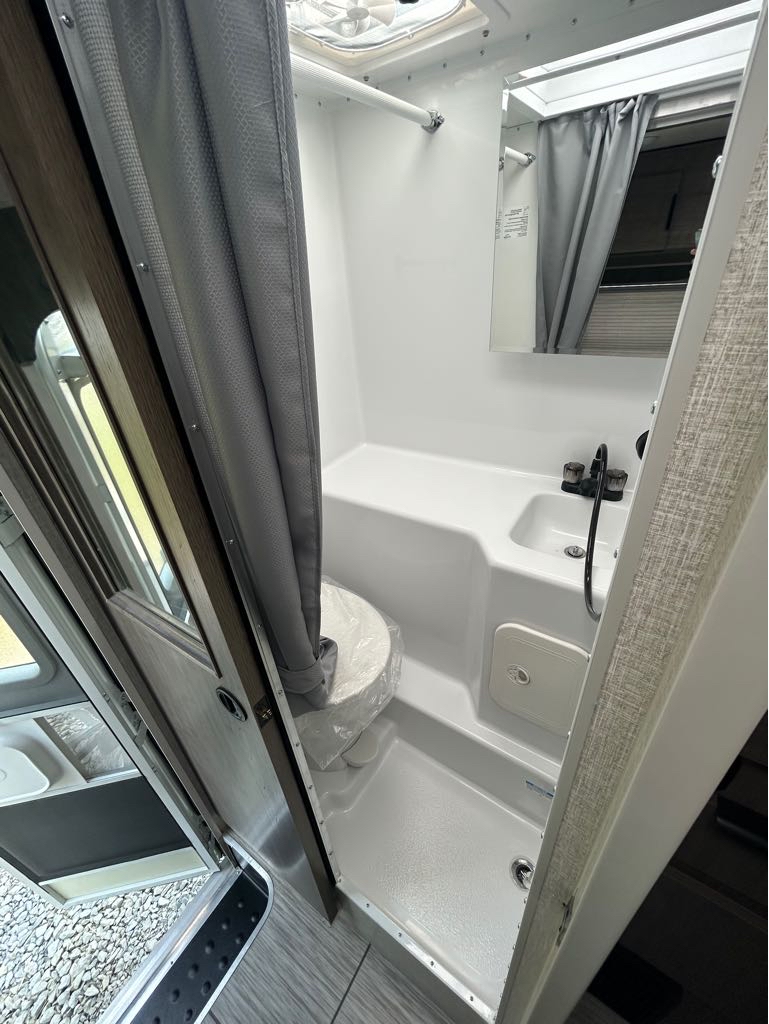 2026 Lance Truck Camper 850 - Photo 8