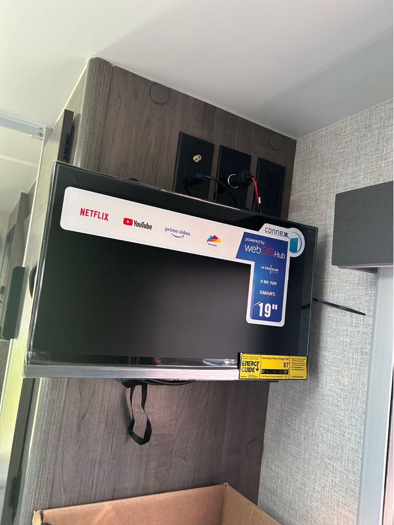 2026 Lance Truck Camper 850 - Photo 13