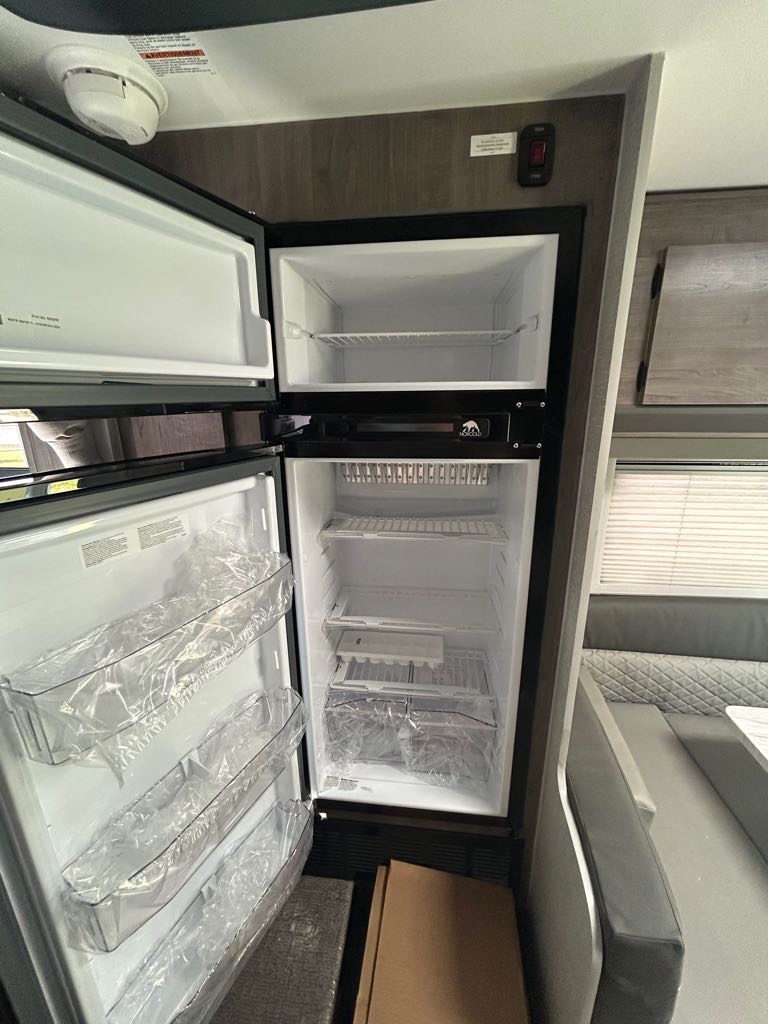 2026 Lance Truck Camper 850 - Photo 11