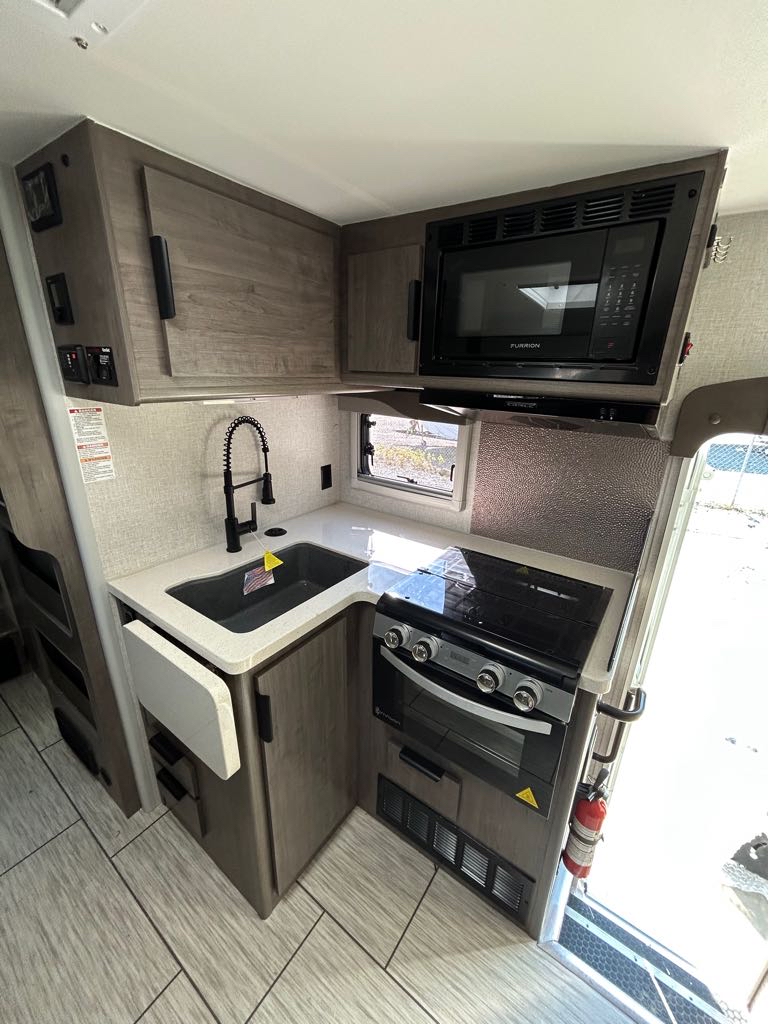 2026 Lance Truck Camper 1172 - Photo 6