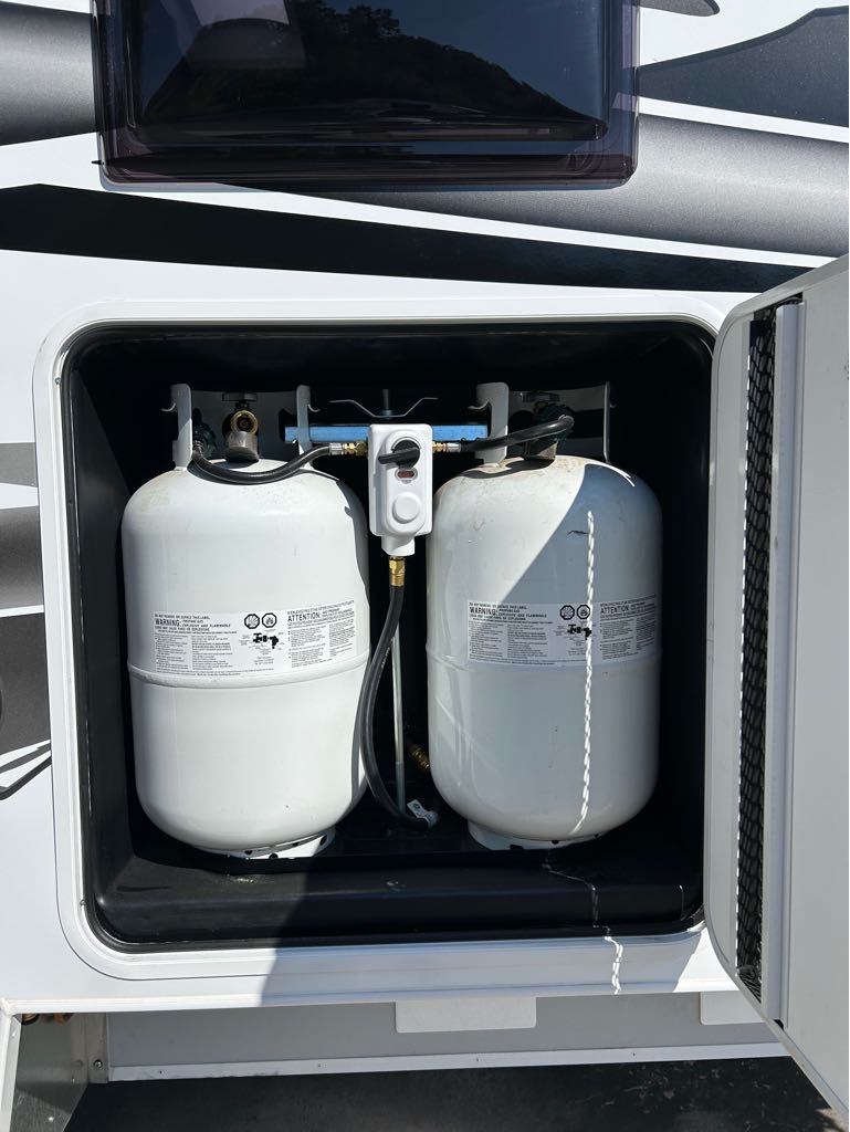 2026 Lance Truck Camper 1172 - Photo 3