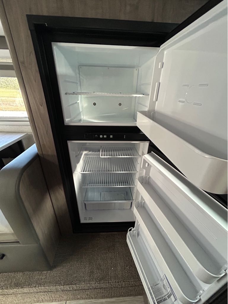2026 Lance Truck Camper 1172 - Photo 12