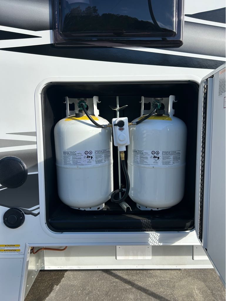 2026 Lance Truck Camper 1172 - Photo 4