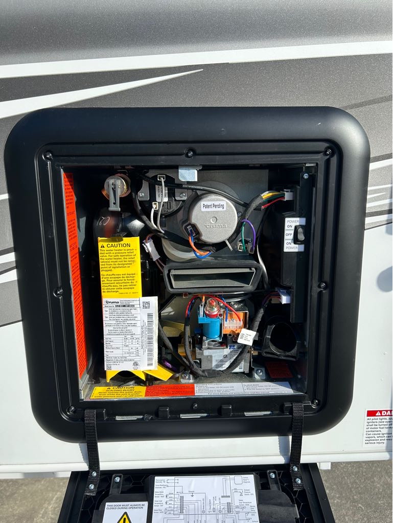 2026 Lance Truck Camper 1172 - Photo 3