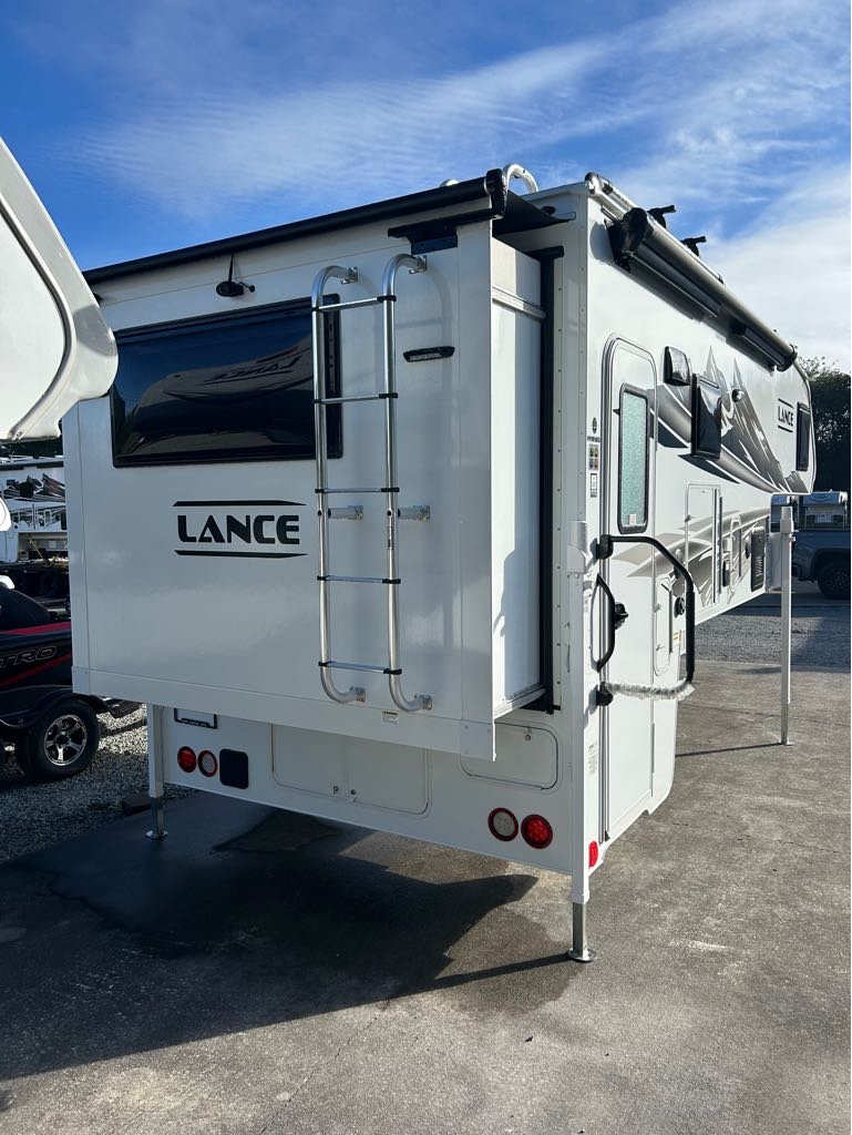2026 Lance Truck Camper 1172 - Photo 5