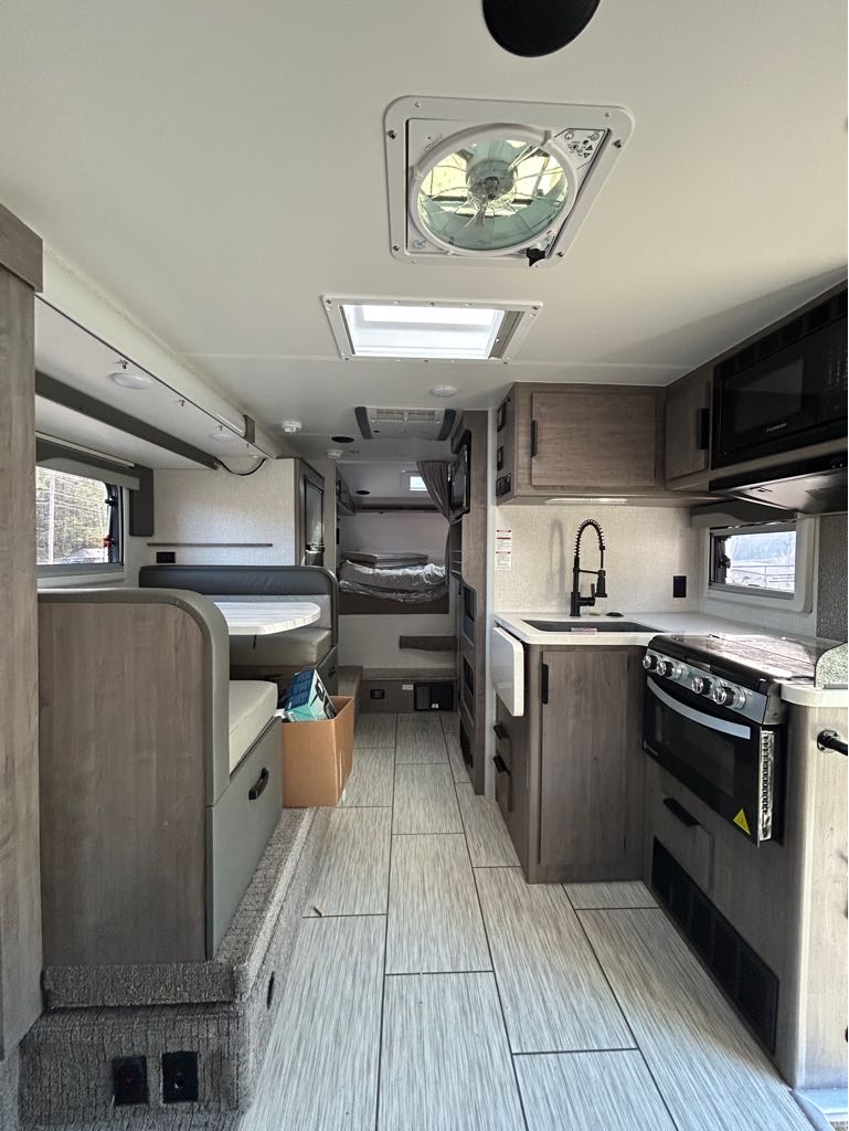 2026 Lance Truck Camper 1172 - Photo 15
