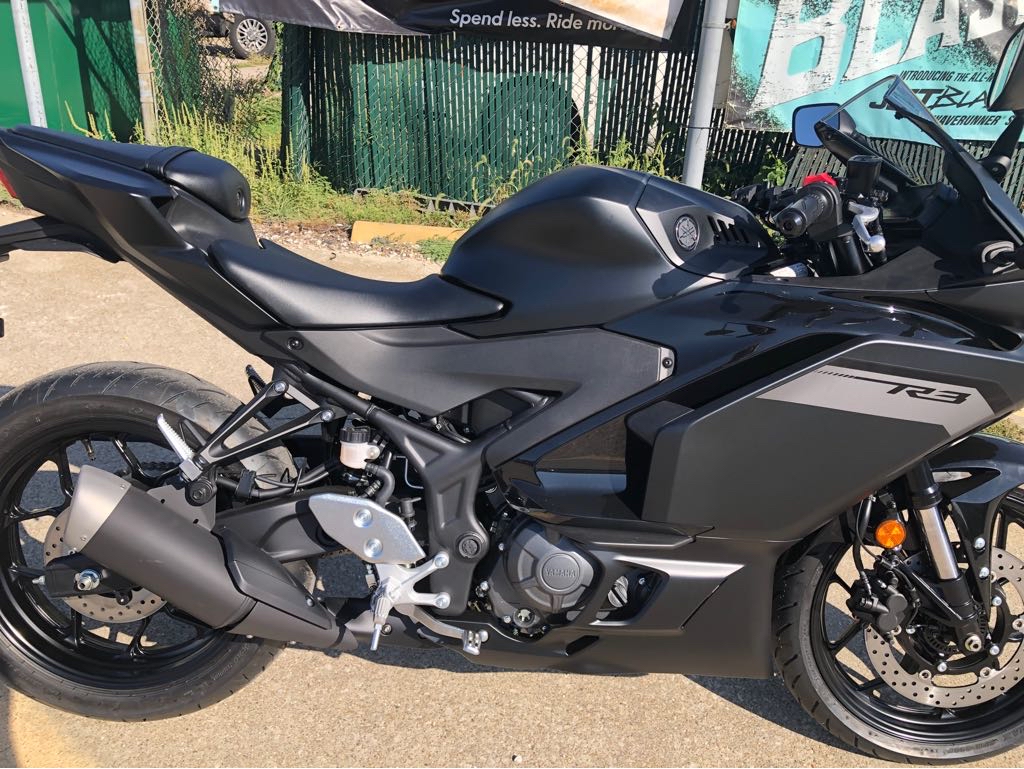 2025 Yamaha YZF R3 - Photo 3