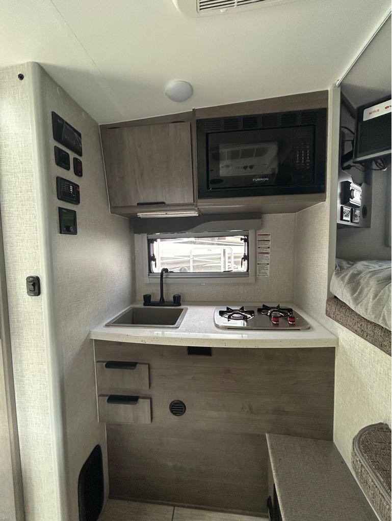 2026 Lance Truck Camper 650 - Photo 7