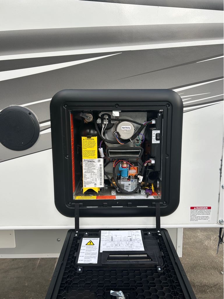 2026 Lance Truck Camper 1172 - Photo 6