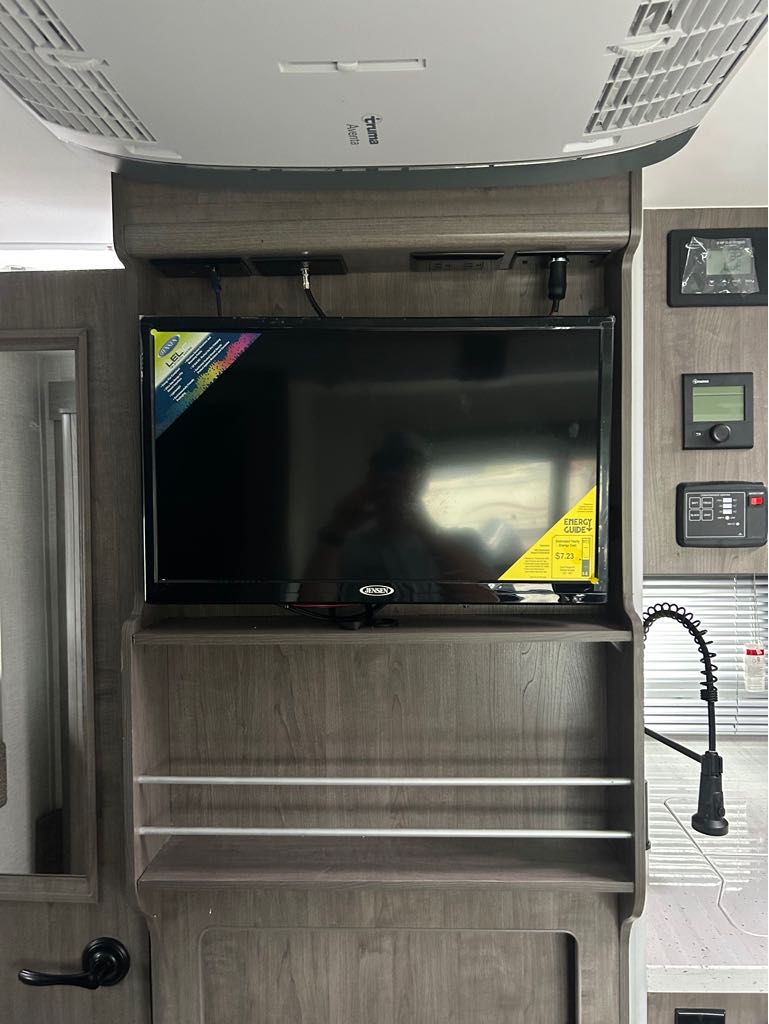2026 Lance Truck Camper 1172 - Photo 10