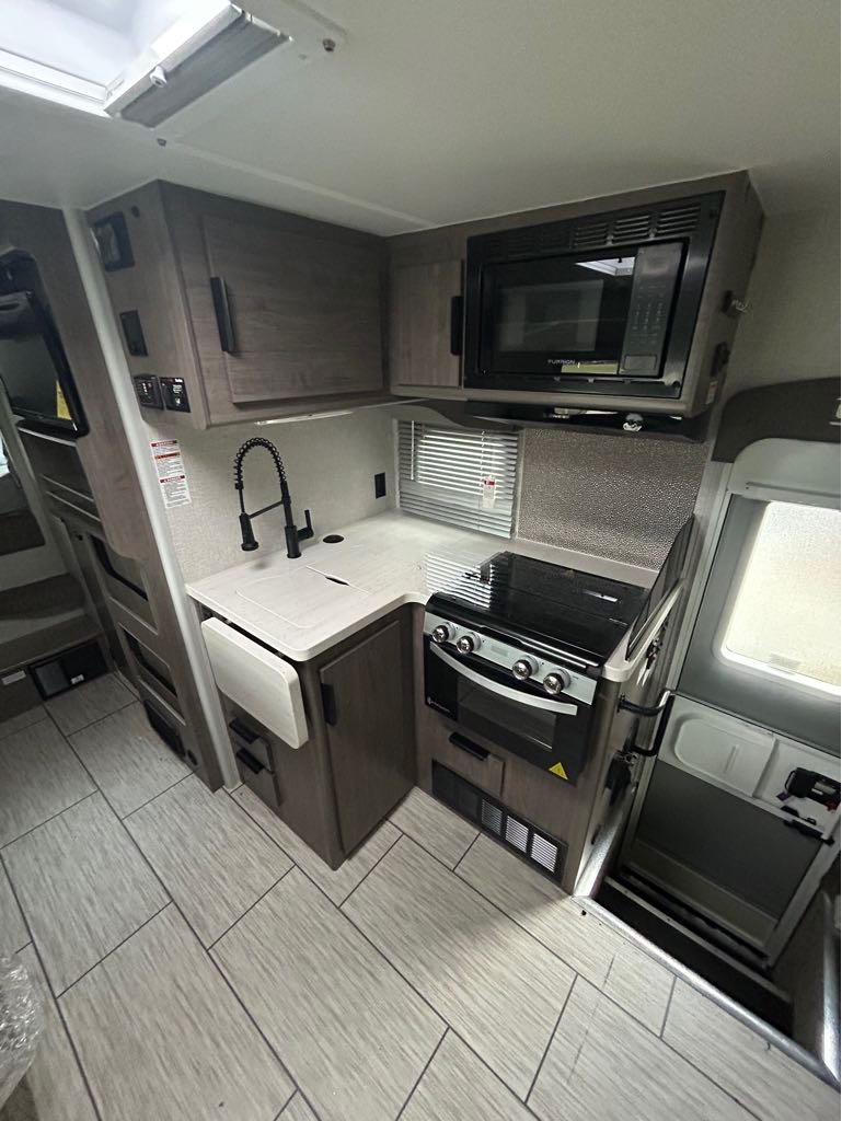 2026 Lance Truck Camper 1172 - Photo 7