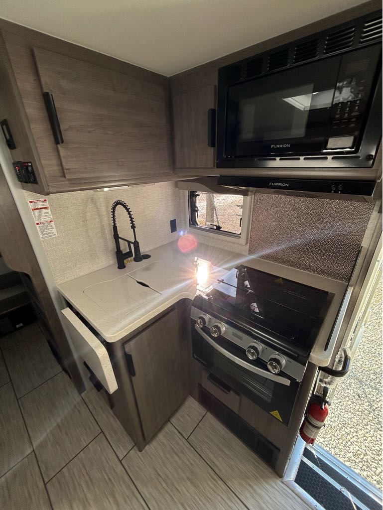 2026 Lance Truck Camper 1172 - Photo 10