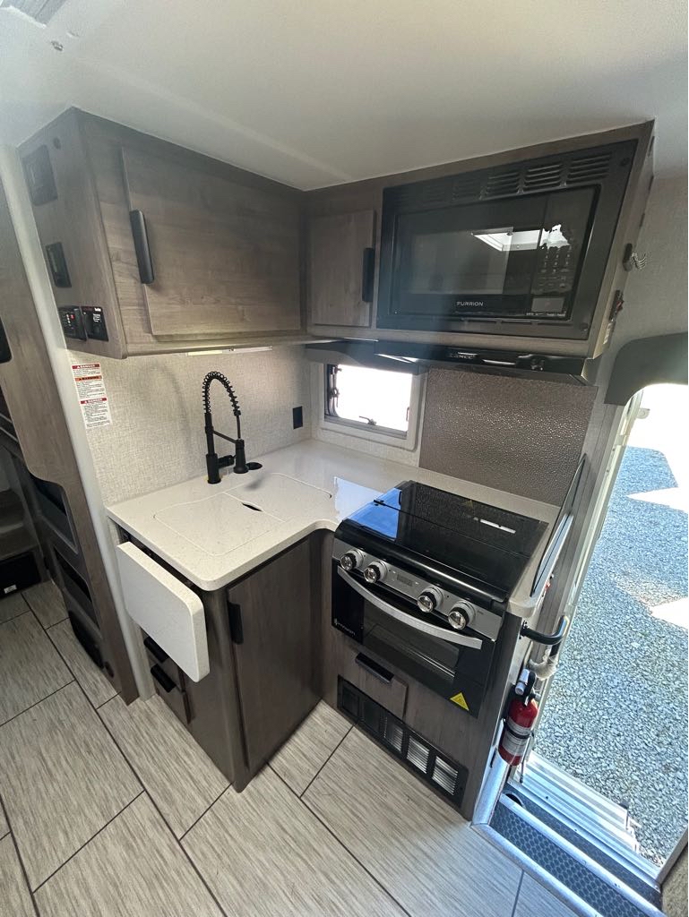 2026 Lance Truck Camper 1172 - Photo 9