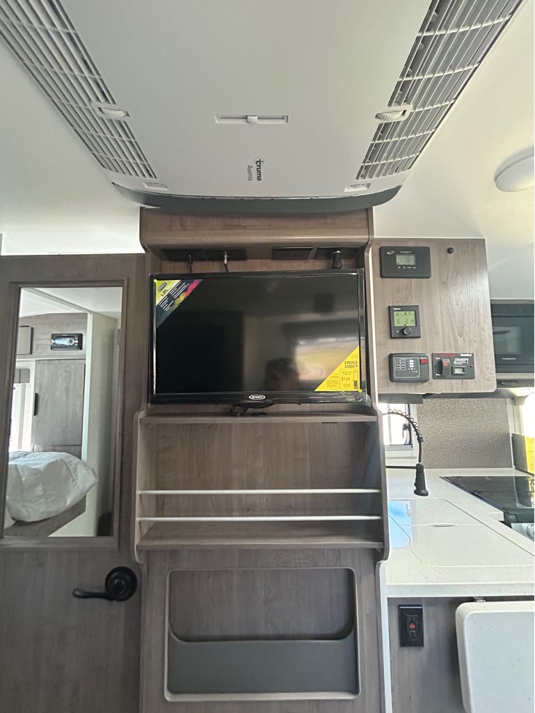 2026 Lance Truck Camper 1172 - Photo 11