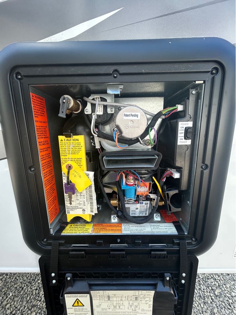 2026 Lance Truck Camper 1172 - Photo 5