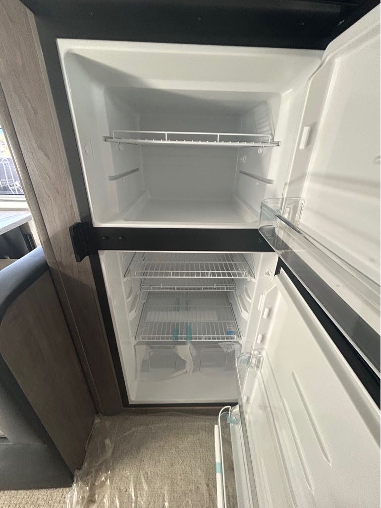 2026 Lance Truck Camper 1172 - Photo 11