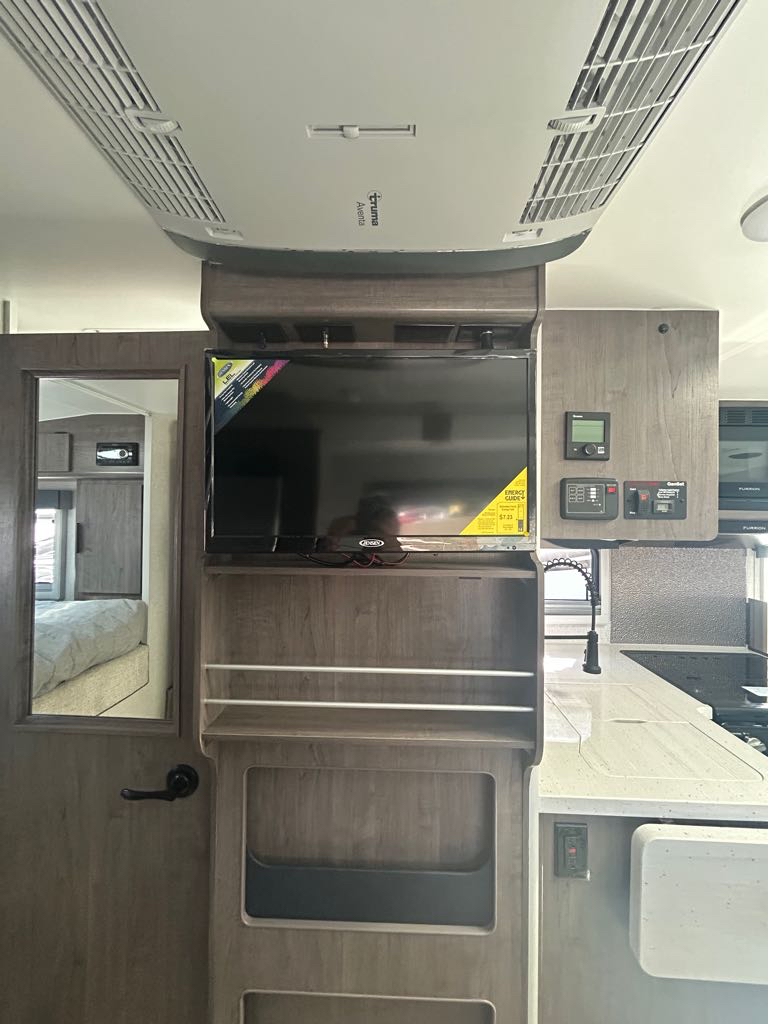 2026 Lance Truck Camper 1172 - Photo 10