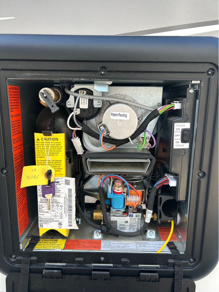 2026 Lance Truck Camper 1172 - Photo 6