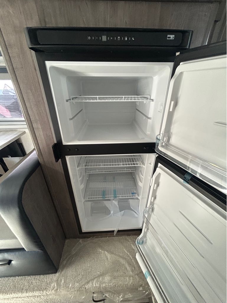 2026 Lance Truck Camper 1172 - Photo 11