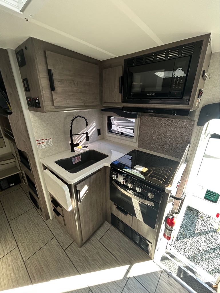 2026 Lance Truck Camper 1172 - Photo 8