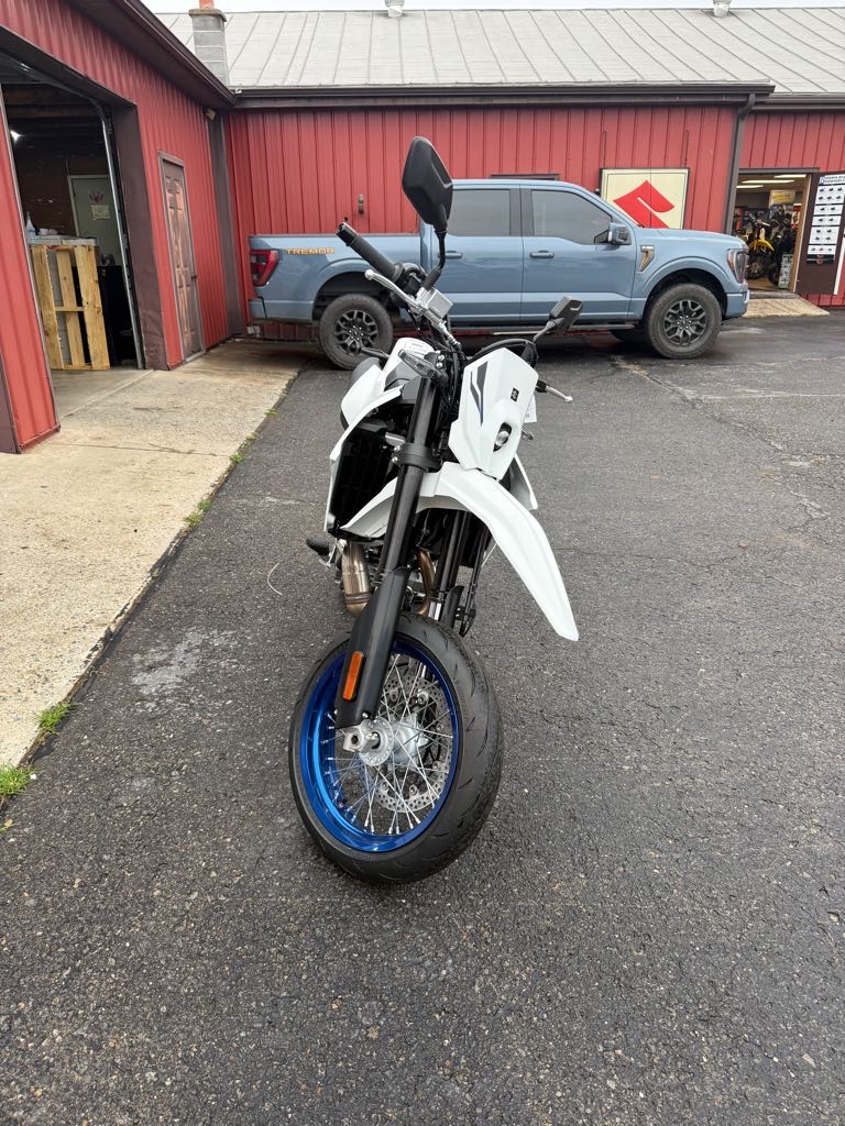 2025 Suzuki DR-Z400 - Photo 3