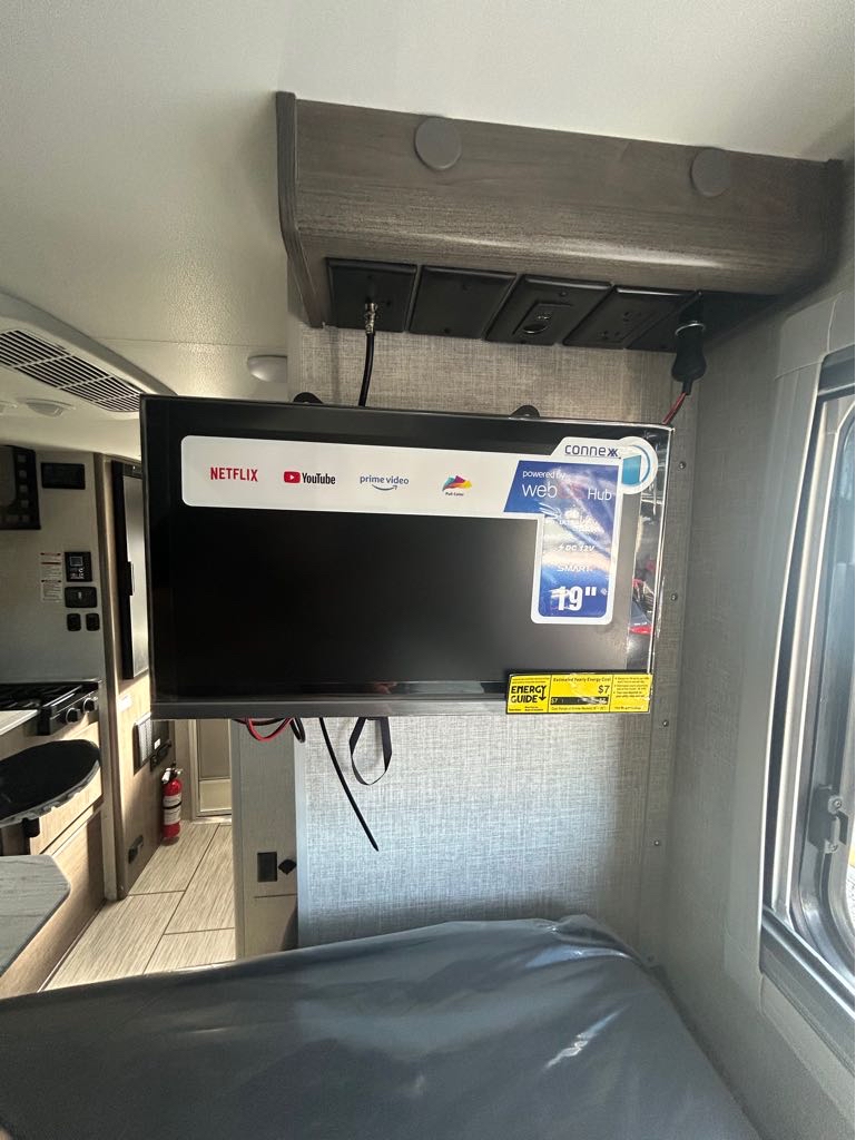 2026 Lance Truck Camper SQ610 - Photo 9