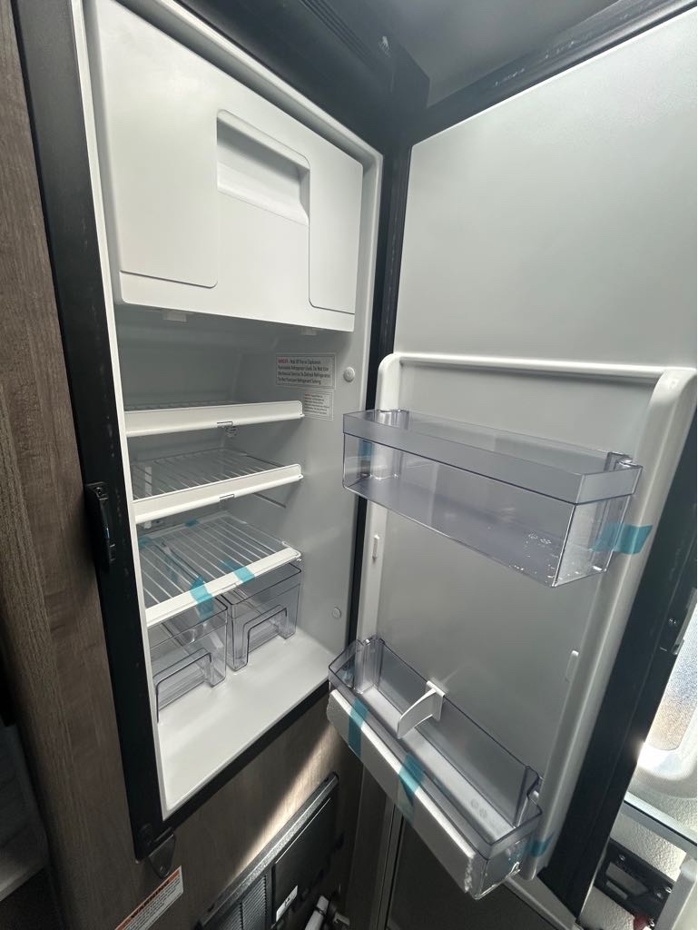 2026 Lance Truck Camper SQ610 - Photo 11