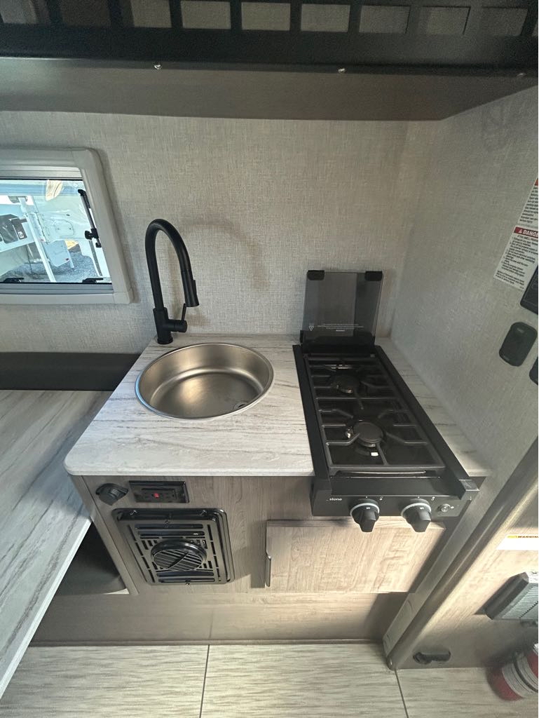 2026 Lance Truck Camper SQ610 - Photo 10
