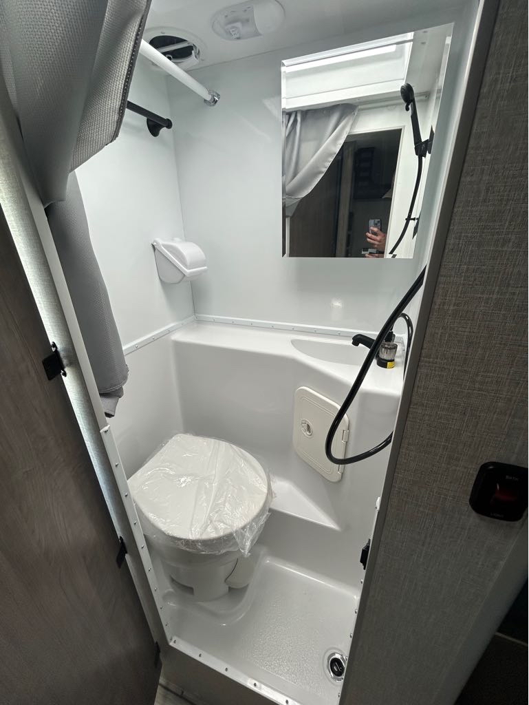 2026 Lance Truck Camper SQ610 - Photo 12