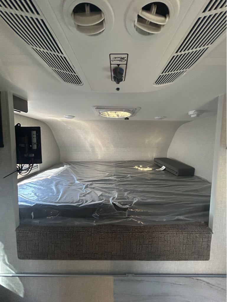2026 Lance Truck Camper SQ610 - Photo 8