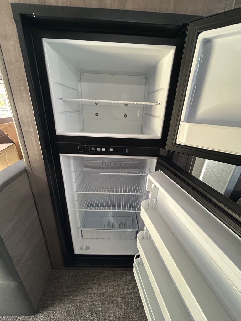 2026 Lance Truck Camper 975 - Photo 10