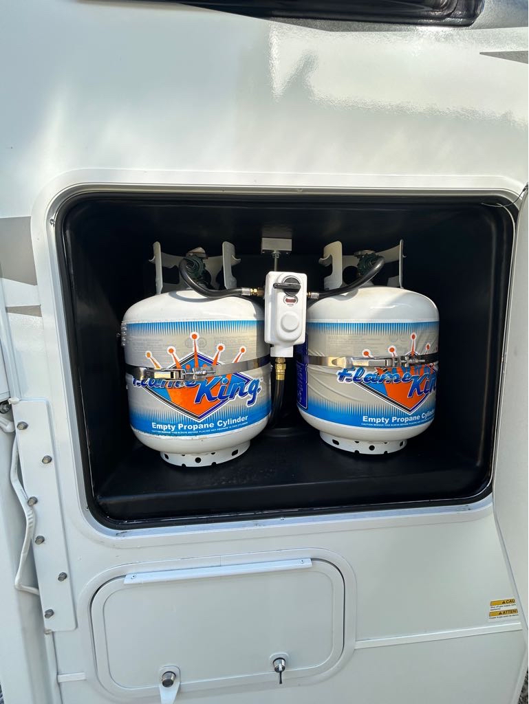 2026 Lance Truck Camper 975 - Photo 4