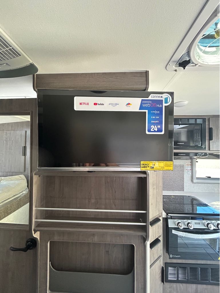 2026 Lance Truck Camper 975 - Photo 9