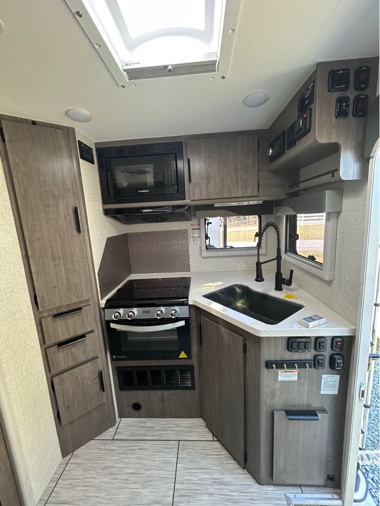 2026 Lance Truck Camper 975 - Photo 7