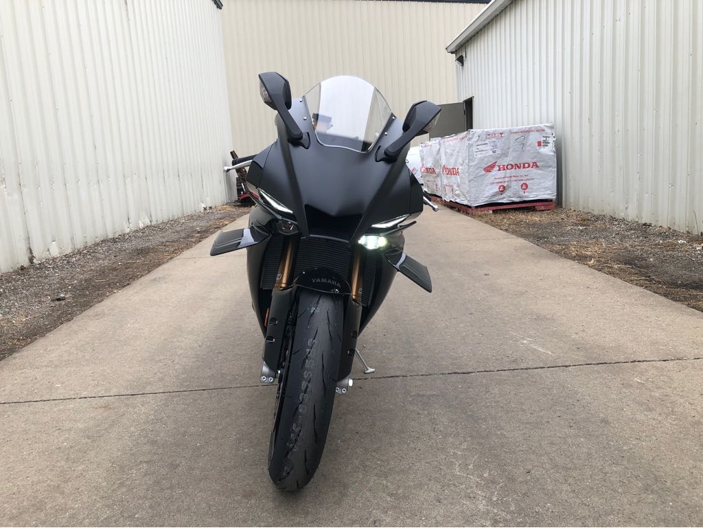 2025 Yamaha YZF R1 - Photo 9