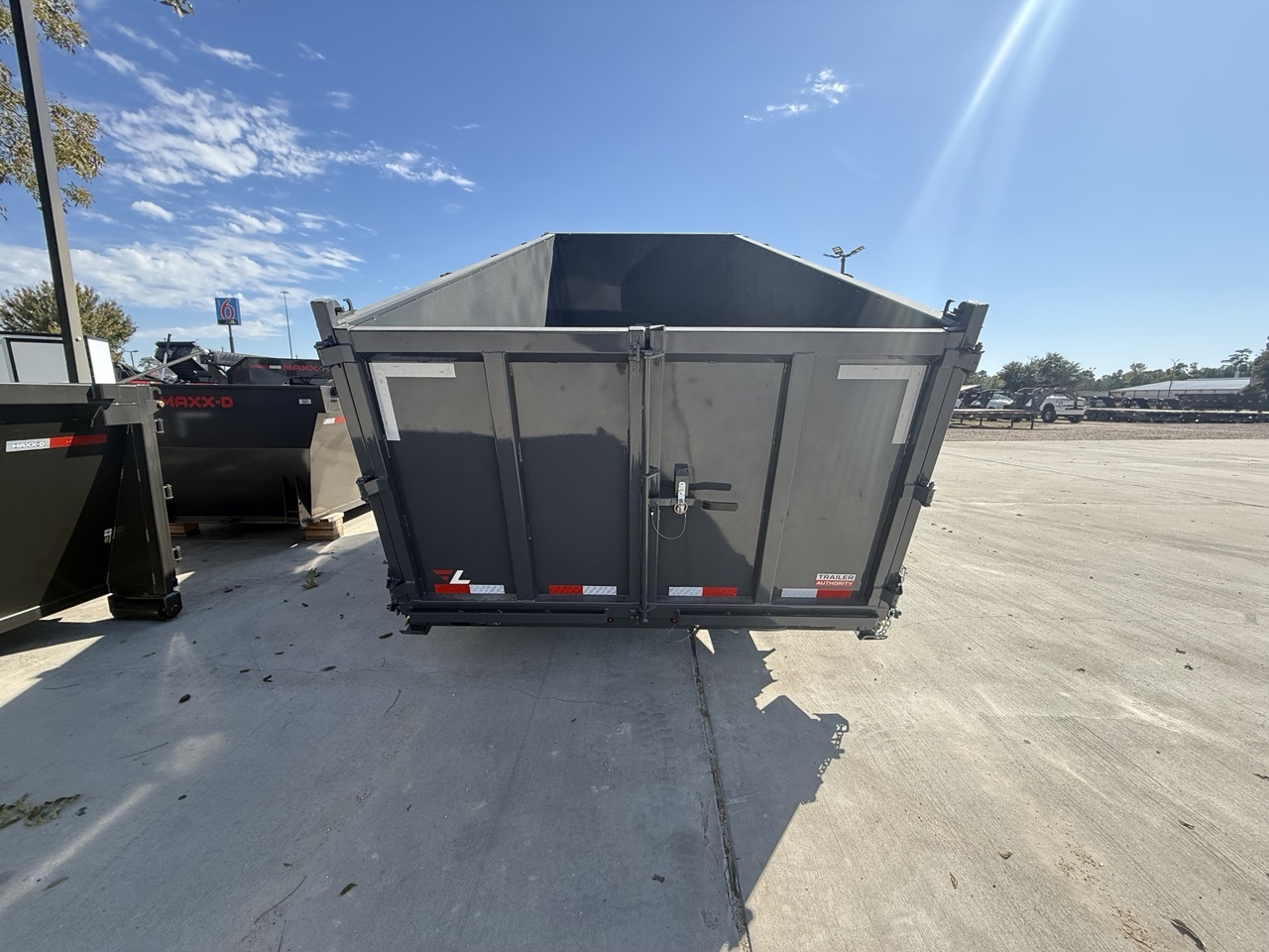 2027 Lamar DT831628 photo 2
