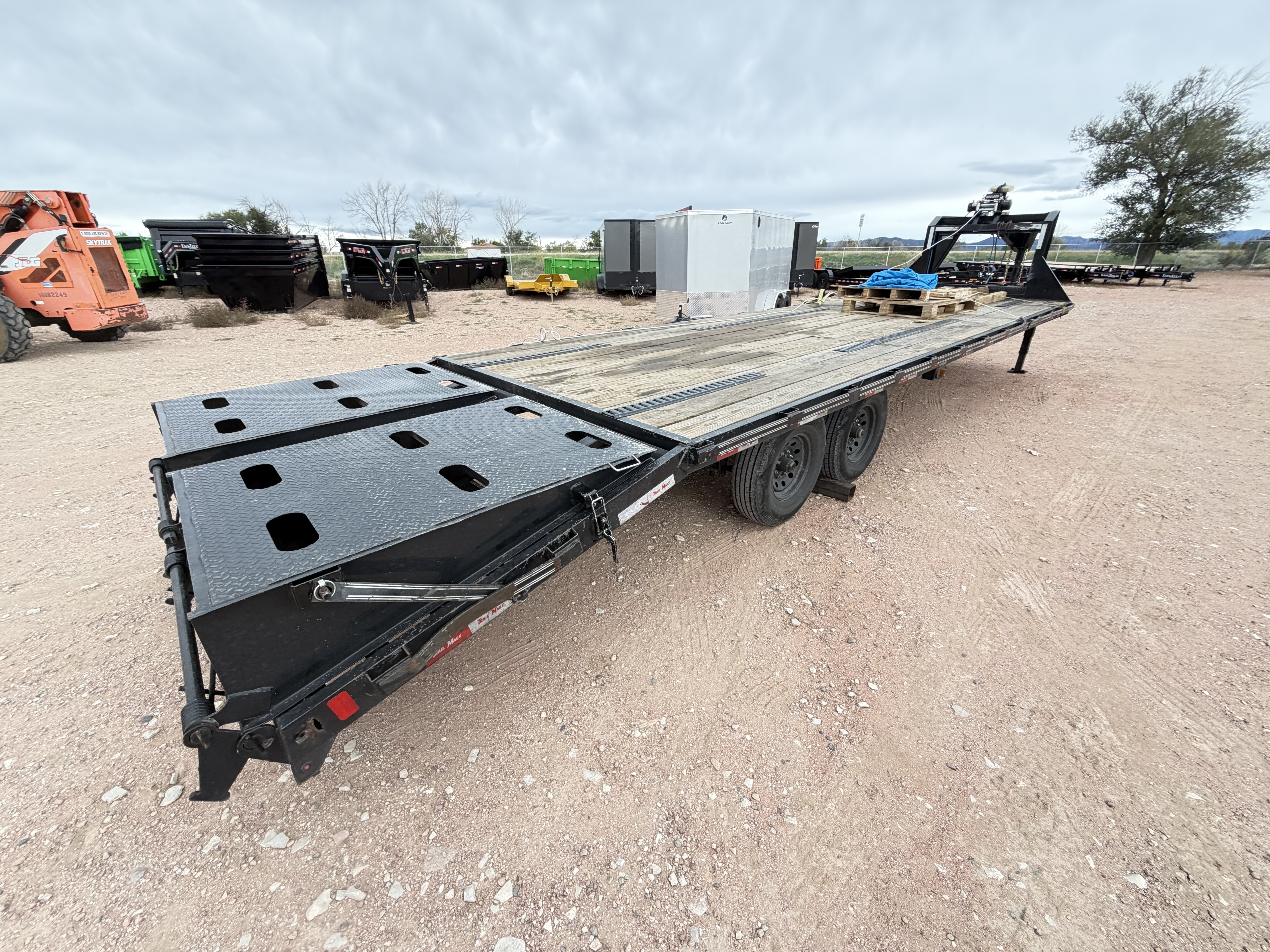 2025 Gooseneck Trailer photo 2