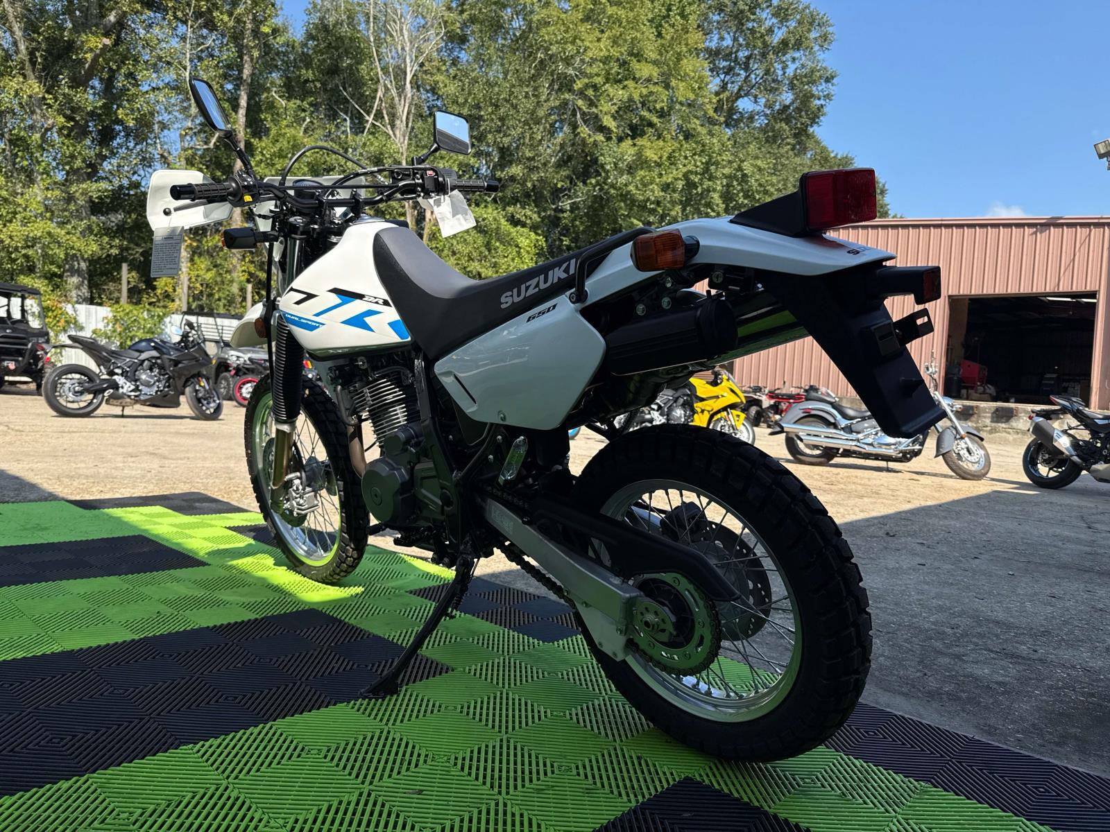 2025 Suzuki DR 650S - Photo 4