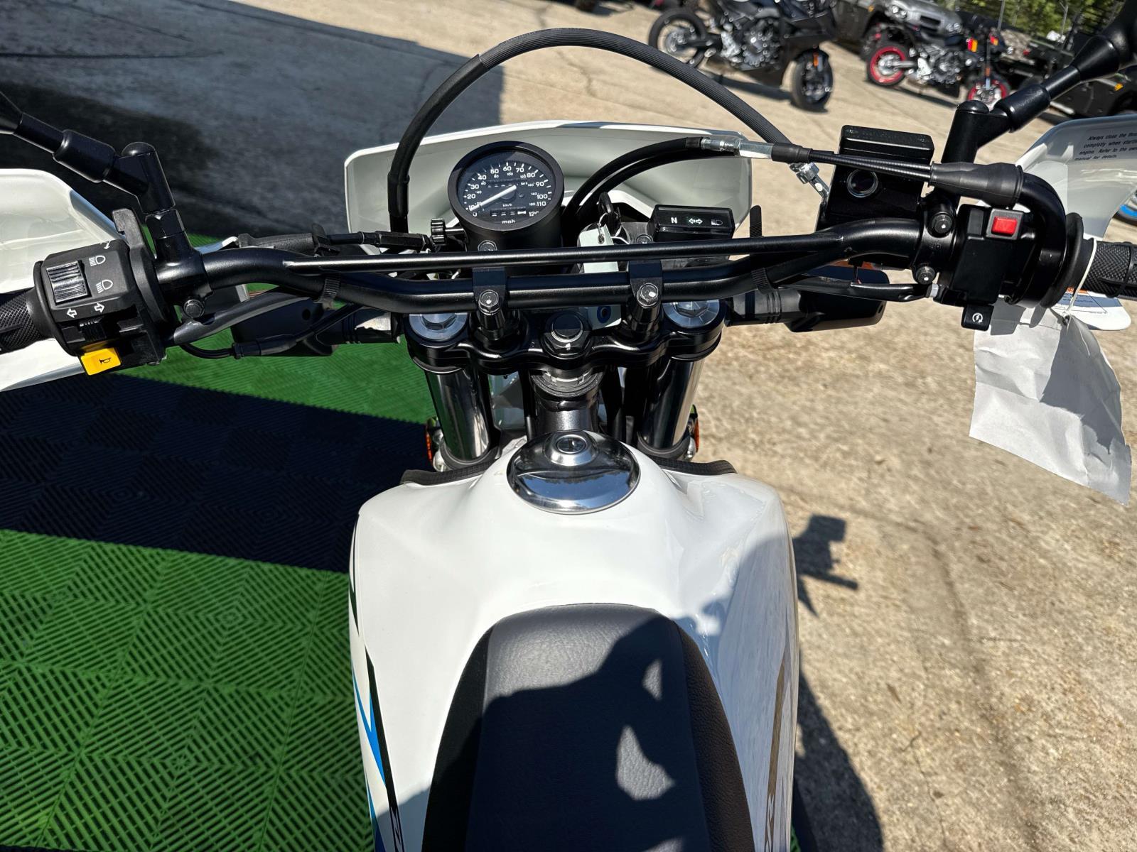 2025 Suzuki DR 650S - Photo 6
