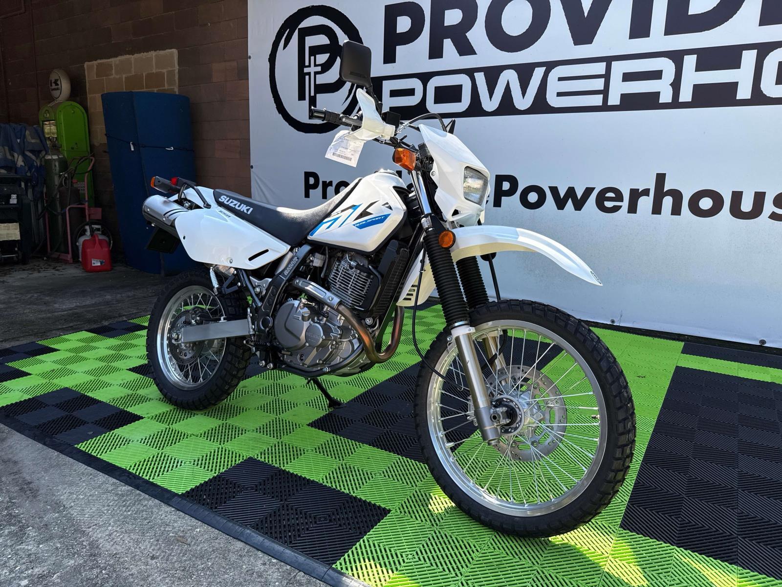 2025 Suzuki DR 650S - Photo 3