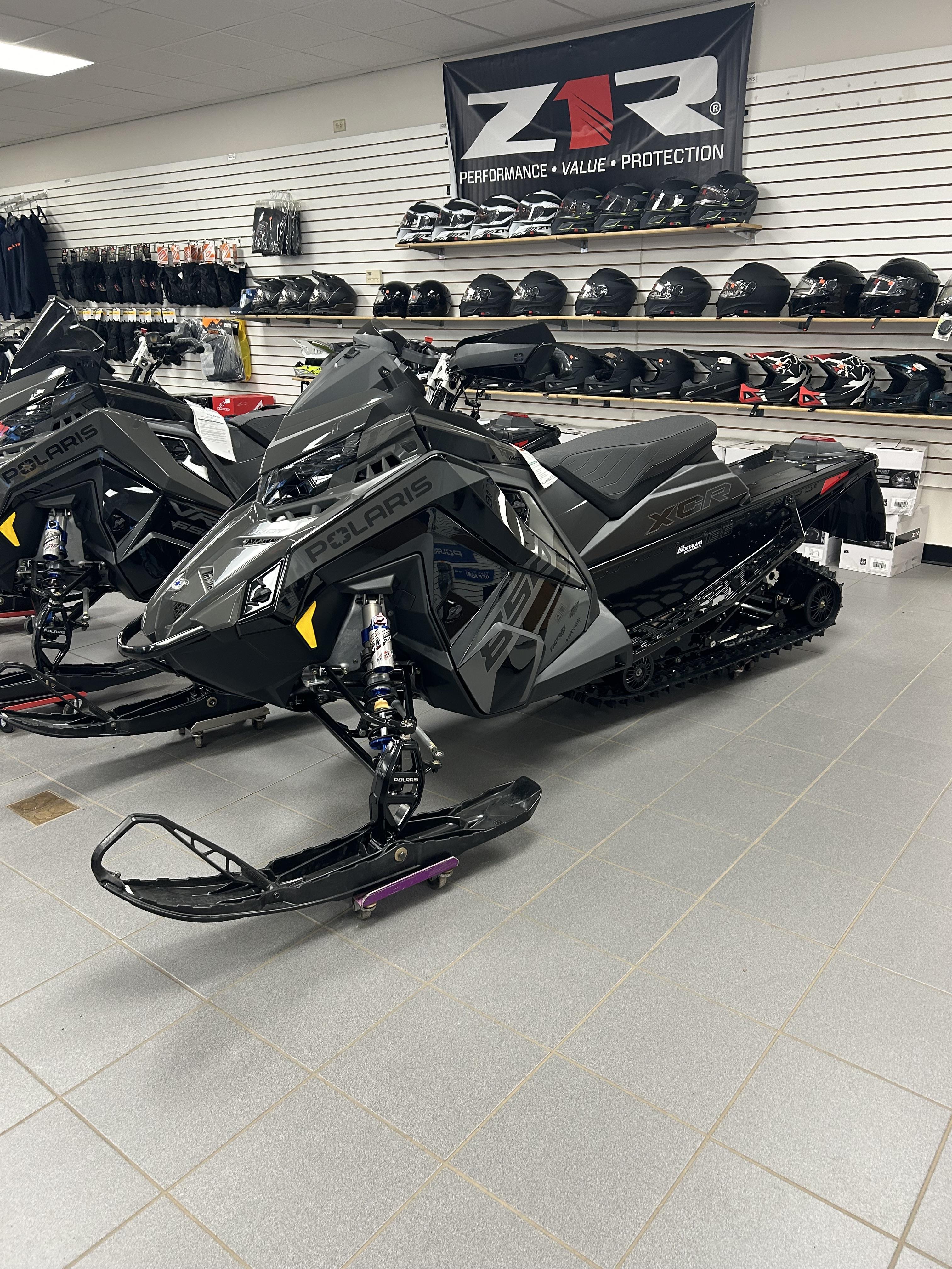 2025 Polaris 850 Indy XCR 136 / S25TDL8RS