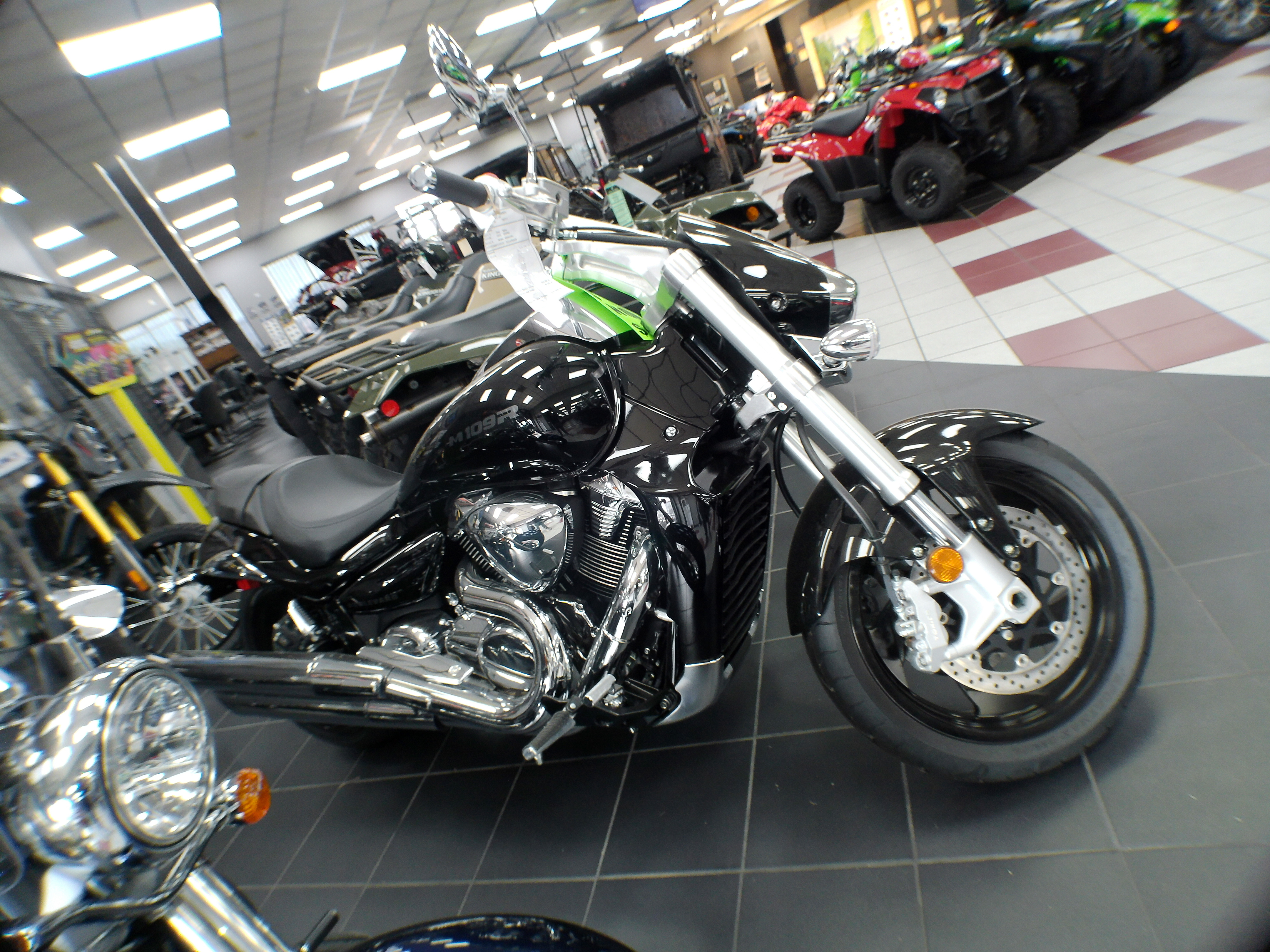 2025 Suzuki Boulevard M109R - Photo 11