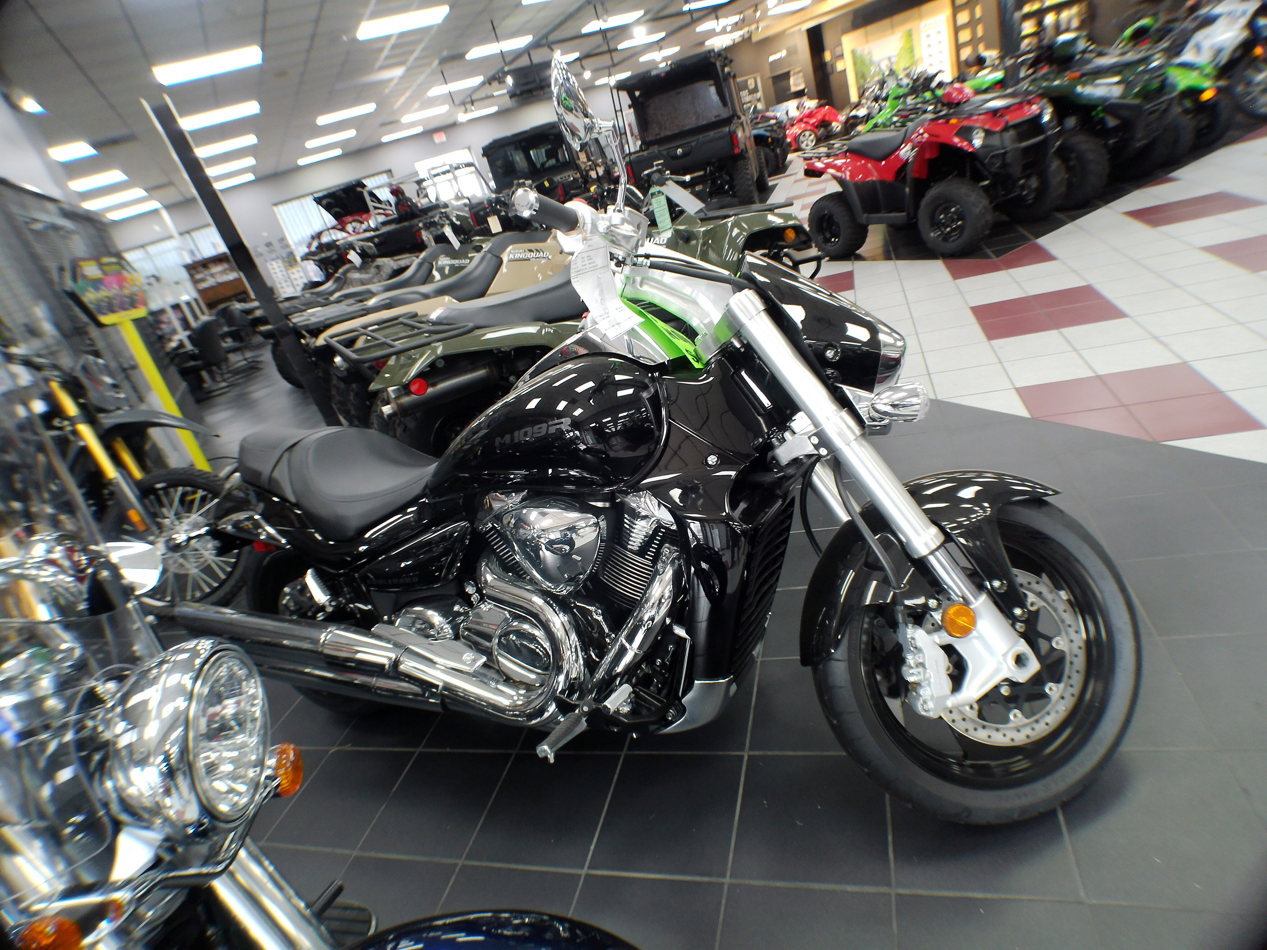 2025 Suzuki Boulevard M109R - Photo 12